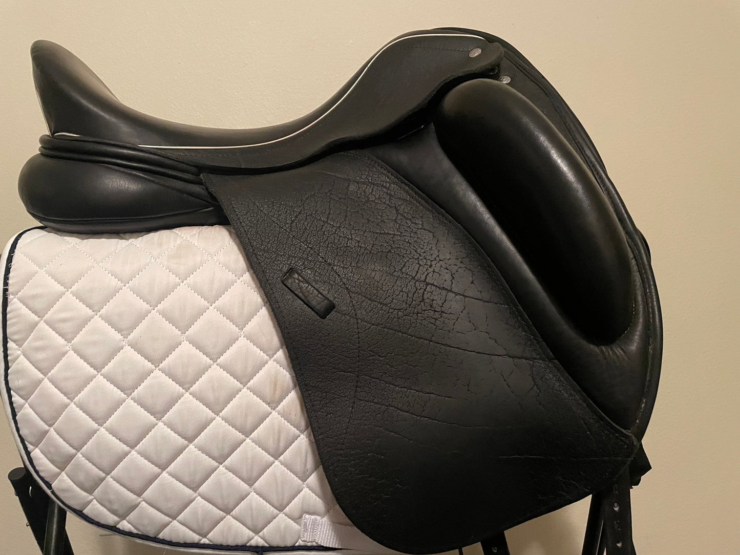 18.5 - Custom Saddlery Custom Advantage R Dressage Saddle- Excellent Condition