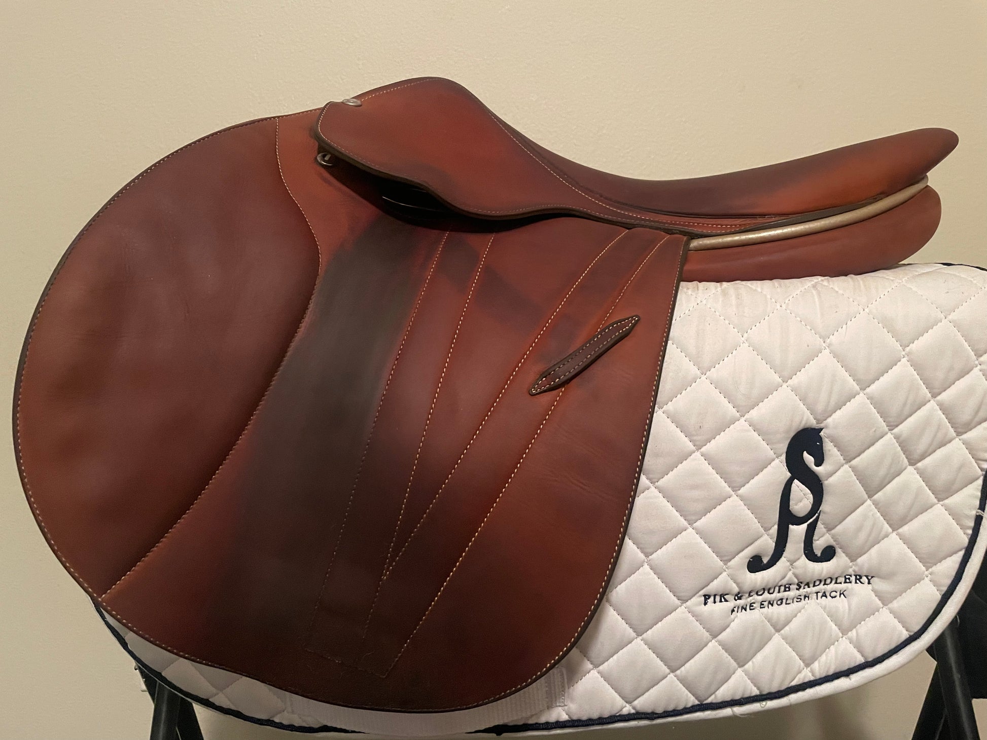 Butet Premium Saddle 18" Seat 2 Flap